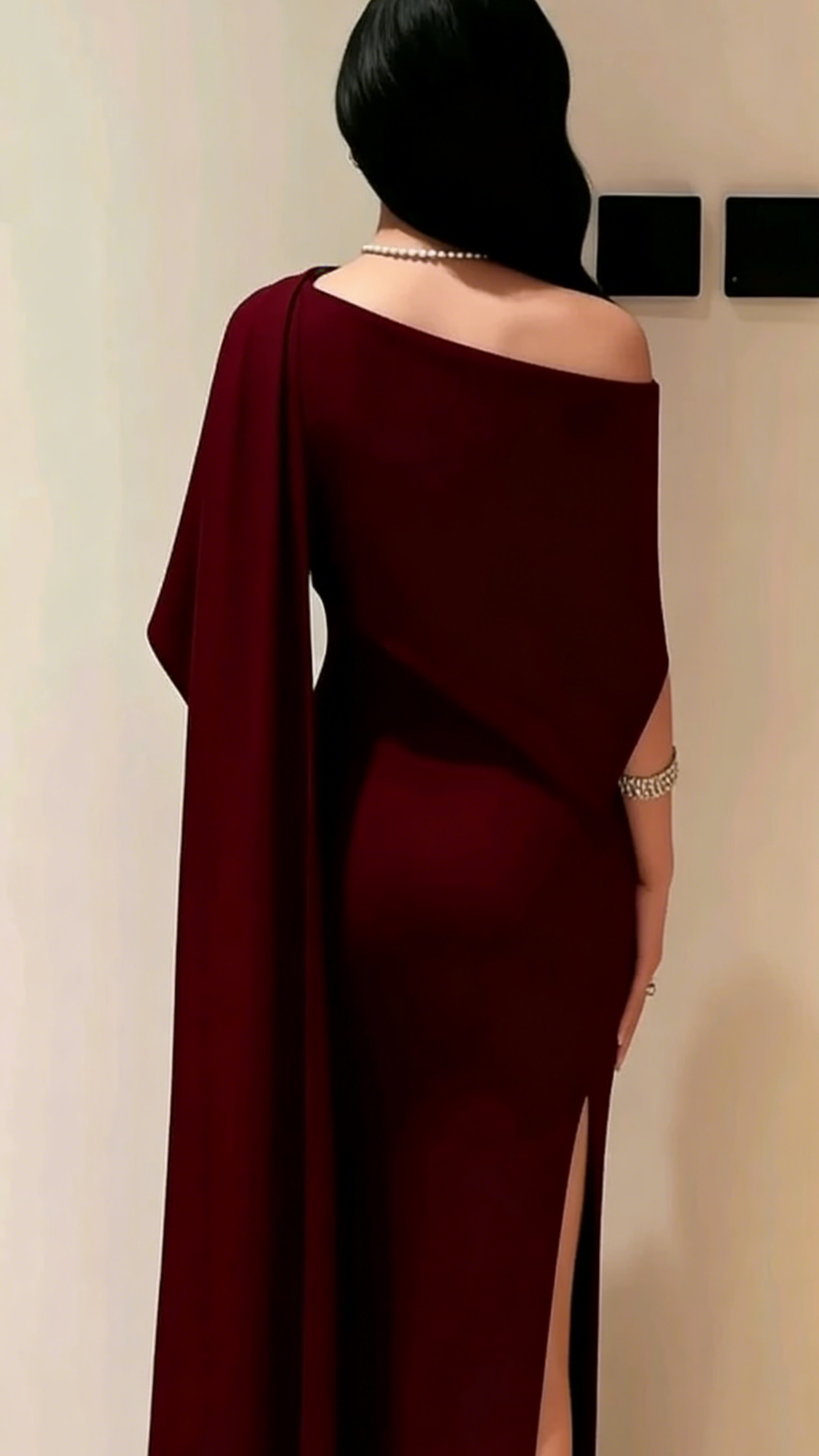 Elegant Wine Red One-Shoulder Capelet Mermaid Evening Dresses with High Slit for Formal Events & Black-Tie Galas